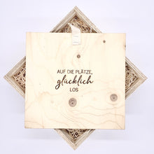 Lade das Bild in den Galerie-Viewer, All unsere Holzboxen können mit einer Widmung graviert werden. Diese werden auf der Innenseit des Deckels eingraviert. Dadurch wird dein Geschenk persönlicher und besonderer. Die Schriftart kannst du nach deinen persönlichen Wünschen aussuchen. Hier siehst du einige Beispiele wie es aussehen könnte. 
