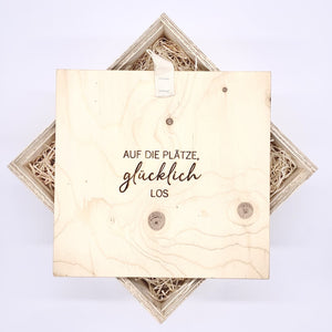 All unsere Holzboxen können mit einer Widmung graviert werden. Diese werden auf der Innenseit des Deckels eingraviert. Dadurch wird dein Geschenk persönlicher und besonderer. Die Schriftart kannst du nach deinen persönlichen Wünschen aussuchen. Hier siehst du einige Beispiele wie es aussehen könnte. 