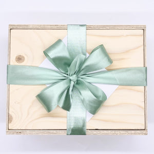 Unsere Holzbox stammt auf Österreich. Das Holz wurde nachhaltig produziert und ist FSC zertifiziert. Unsere Holzkiste eignet sich wunderbar als Box für Geschenke und kann auch nach persönlichen Wünschen gestaltet werden. Unsere Geschenkbox ist befüllt mit Produkten aus sozialen Manufakturen. Noch persönlicher wird die Box mit einer individuellen Personalisierung durch eine Gravur, die wir anbieten. Hier kannst du sehen, wie die Geschenkbox bei dir oder dem Empfänger ankommt. 