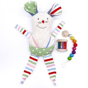 Stofftier Tilly neben Rassel und Schnullerkette