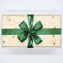 Lade das Bild in den Galerie-Viewer, Unsere Holzbox stammt auf Österreich. Das Holz wurde nachhaltig produziert und ist FSC zertifiziert. Unsere Holzkiste eignet sich wunderbar als Box für Geschenke und kann auch nach persönlichen Wünschen gestaltet werden. Unsere Geschenkbox ist befüllt mit Produkten aus sozialen Manufakturen. Noch persönlicher wird die Box mit einer individuellen Personalisierung durch eine Gravur, die wir anbieten. Hier kannst du sehen, wie die Geschenkbox bei dir oder dem Empfänger ankommt. 
