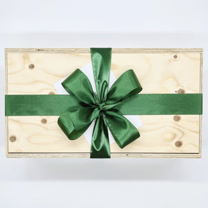 Unsere Holzbox stammt auf Österreich. Das Holz wurde nachhaltig produziert und ist FSC zertifiziert. Unsere Holzkiste eignet sich wunderbar als Box für Geschenke und kann auch nach persönlichen Wünschen gestaltet werden. Unsere Geschenkbox ist befüllt mit Produkten aus sozialen Manufakturen. Noch persönlicher wird die Box mit einer individuellen Personalisierung durch eine Gravur, die wir anbieten. Hier kannst du sehen, wie die Geschenkbox bei dir oder dem Empfänger ankommt. 
