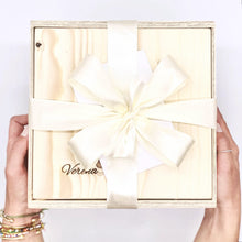 Lade das Bild in den Galerie-Viewer, All unsere Holzboxen können mit deinem Wunschnamen graviert werden. Die Namen werden auf der Vorderseite des Deckels eingraviert. Dadurch wird dein Geschenk persönlicher und besonderer. Die Schriftart kannst du nach deinen persönlichen Wünschen aussuchen. Hier siehst du einige Beispiele wie der eingravierte Name aussehen könnte. 
