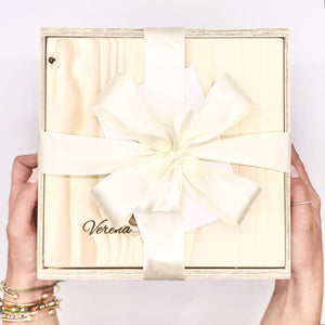 All unsere Holzboxen können mit deinem Wunschnamen graviert werden. Die Namen werden auf der Vorderseite des Deckels eingraviert. Dadurch wird dein Geschenk persönlicher und besonderer. Die Schriftart kannst du nach deinen persönlichen Wünschen aussuchen. Hier siehst du einige Beispiele wie der eingravierte Name aussehen könnte. 