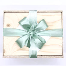 Lade das Bild in den Galerie-Viewer, Unsere Holzbox stammt auf Österreich. Das Holz wurde nachhaltig produziert und ist FSC zertifiziert. Unsere Holzkiste eignet sich wunderbar als Box für Geschenke und kann auch nach persönlichen Wünschen gestaltet werden. Unsere Geschenkbox ist befüllt mit Produkten aus sozialen Manufakturen. Noch persönlicher wird die Box mit einer individuellen Personalisierung durch eine Gravur, die wir anbieten. Hier kannst du sehen, wie die Geschenkbox bei dir oder dem Empfänger ankommt. 
