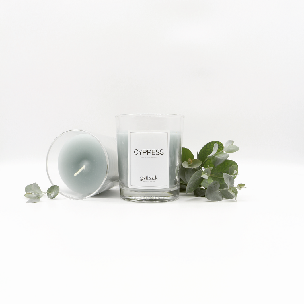 Cypress Duftkerze im Glas von givtback aus recycelten Wachs.