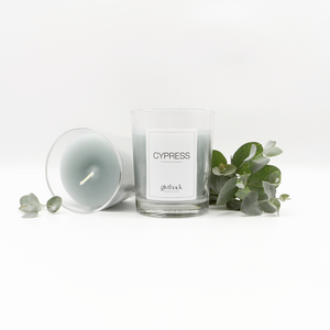 Die Cypress Duftkerze wurde aus recyceltem Wachs produziert und hat einen milden Zypressen-Duft.