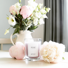 Lade das Bild in den Galerie-Viewer, Die Rose Duftkerze wurde aus recyceltem Wachs produziert und hat einen milden Rosen-Duft.
