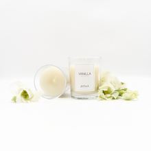 Lade das Bild in den Galerie-Viewer, Vanille Duftkerze in zartem weiss-Creme im Glas
