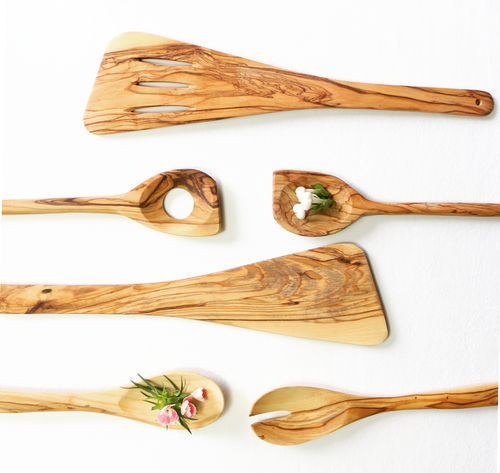 Holzlöffel mit Holzbräter mit kleinen Blumen verziert