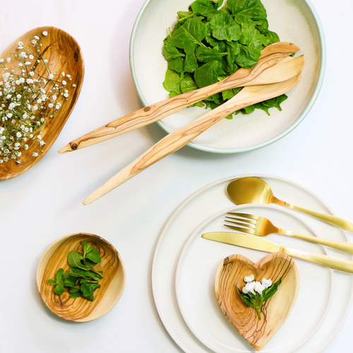 Salatbesteck aus Olivenholz nachhaltig produziert.