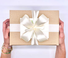 Lade das Bild in den Galerie-Viewer, Unsere kleine Geschenkboxen sind aus nachhaltigen recycelter Pappe hergestellt. Alle unsere Produkte stammen aus sozialen Manufakturen.
