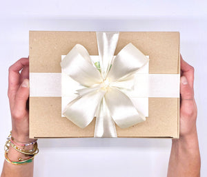 Unsere kleine Geschenkboxen sind aus nachhaltigen recycelter Pappe hergestellt. Alle unsere Produkte stammen aus sozialen Manufakturen.