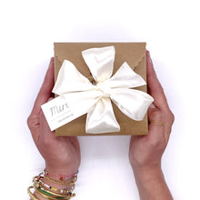 Lade das Bild in den Galerie-Viewer, kleine Geschenkbox in Händen gehalten
