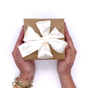 kleine Geschenkbox in Händen gehalten