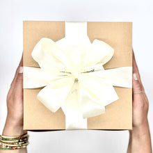 Lade das Bild in den Galerie-Viewer, Unsere kleine Geschenkboxen sind aus nachhaltigen recycelter Pappe hergestellt. Alle unsere Produkte stammen aus sozialen Manufakturen. Hier mit BBQ Sauce, Bio-Cracker, BBQ Gewürze.
