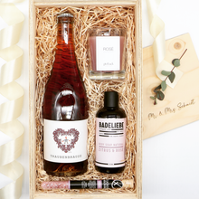 Lade das Bild in den Galerie-Viewer, Geschenkset mit alkoholfreier Sekt, Badeseife, Kerze und Himbeer Zuckermischung
