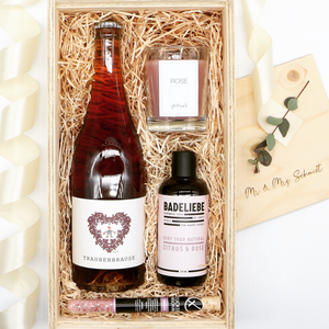 Geschenkset mit alkoholfreier Sekt, Badeseife, Kerze und Himbeer Zuckermischung