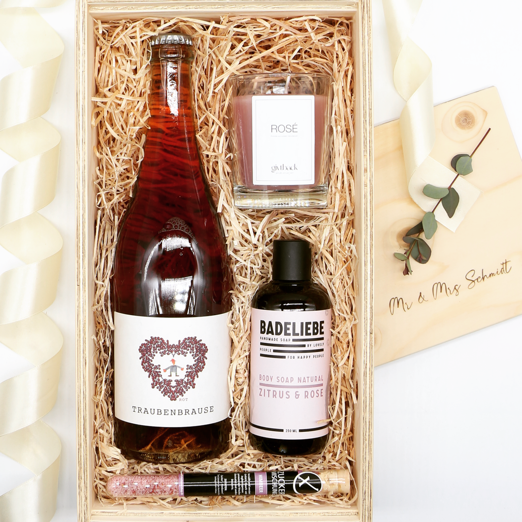Geschenkset mit alkoholfreier Sekt, Badeseife, Kerze und Himbeer Zuckermischung