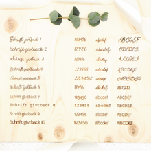 Lade das Bild in den Galerie-Viewer, Du hast dich für eine Personalisierung mit Namens- oder Widmungs-Gravur entschieden und möchtest nun die passende Schriftart auf deiner Geschenkbox haben. Unsere zahlreiche Auswahl an verschiedenen Schriftarten könnte deine Entscheidung erleichtern. Hier kannst du unsere Schriftarten sehen und entscheiden welche am besten zu deinem Geschenk passt.
