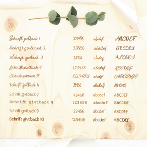 Du hast dich für eine Personalisierung mit Namens- oder Widmungs-Gravur entschieden und möchtest nun die passende Schriftart auf deiner Geschenkbox haben. Unsere zahlreiche Auswahl an verschiedenen Schriftarten könnte deine Entscheidung erleichtern. Hier kannst du unsere Schriftarten sehen und entscheiden welche am besten zu deinem Geschenk passt.
