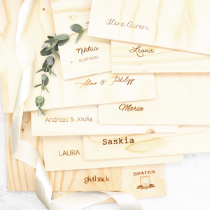 All unsere Holzboxen können mit deinem Wunschnamen graviert werden. Diese werden oftmals auf der Vorderseite des Deckels eingraviert. Dadurch wird dein Geschenk persönlicher und besonderer. Die Schriftart kannst du nach wünschen aussuchen. Hier siehst du einige Beispiele wie es aussehen könnte. 
