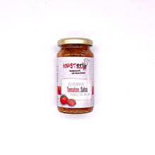 Lade das Bild in den Galerie-Viewer, Die pikante Tomaten-Salsa vereint den Geschmack aus sonnengereiften Tomaten und die leichte Schärfe aus Chilis. Mit einer dezenten Curry-Note verfeinert diese Salsa Pasta, Fleischgerichte und auch Snacks. Passt auch perfekt zu mit Käse überbackenen Nachos.
