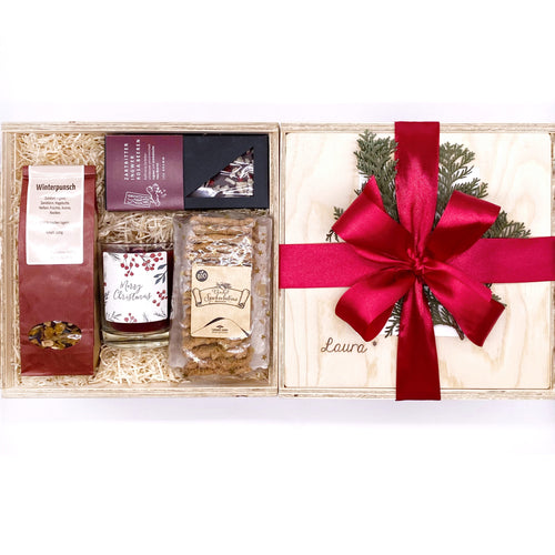 Unsere Weihnachtsbox (M) ist mit Winterpunsch Tee, Weihnachtskerze, Bio Spekulatius und köstlicher Schokolade gefüllt.