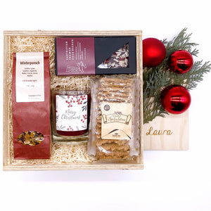 Unsere Weihnachtsbox (M) ist mit Winterpunsch Tee, Weihnachtskerze, Bio Spekulatius und köstlicher Schokolade gefüllt.