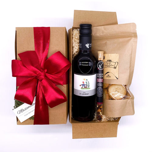 Unsere Weihnachtsmarkt Box (S) enthält einen St. Laurent Wein, eine Glühweinmischung und Spekulatius Plätzchen