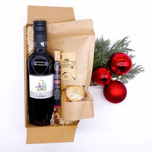 Lade das Bild in den Galerie-Viewer, Unsere Weihnachtsmarkt Box (S) enthält einen St. Laurent Wein, eine Glühweinmischung und Spekulatius Plätzchen
