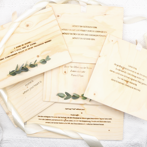 All unsere Holzboxen können mit deinem Wunschtext graviert werden. Diese werden oftmals auf der Rückseite des Deckels eingraviert. Dadurch wird dein Geschenk persönlicher und besonderer. Die Schriftart kannst du nach wünschen aussuchen. Hier siehst du einige Beispiele wie es aussehen könnte. 