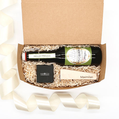 Hier siehst du unsere Herrengedeck Box mit Bier, Schokolade und Flaschenöffner.