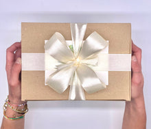 Lade das Bild in den Galerie-Viewer, Geschenkbox mit weisser Schleife in Händen gehalten
