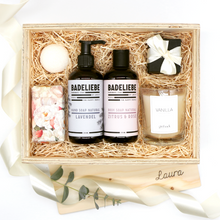 Lade das Bild in den Galerie-Viewer, Unsere Whit &amp; Spa Geschenkbox beinhaltet Sefe, Badebombe, Kerze und Schokolade
