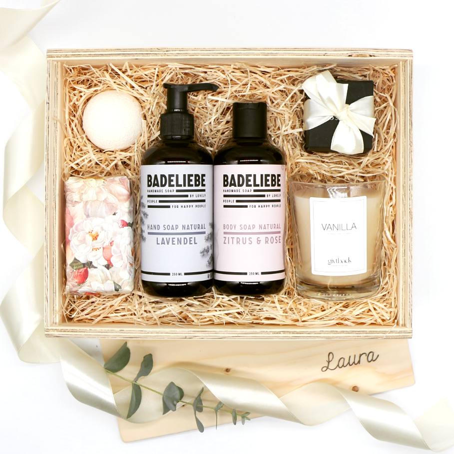 Unsere Whit & Spa Geschenkbox beinhaltet Sefe, Badebombe, Kerze und Schokolade